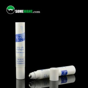 Dua D19 Roll On Plastic Soft Tiub untuk Eye Gel Eye Cream dengan label biru, satu berdiri tegak dan satu baring dengan penutup ditanggalkan, pada permukaan reflektif.