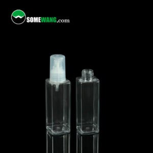 İki adet Kare Şeklinde Boş PET Plastik Sprey Şişesi, 100ml-200ml, Tetikli Püskürtücülü, biri kapaklı, yansıtıcı bir yüzey üzerinde, üstünde "somewang.com" logosu var.