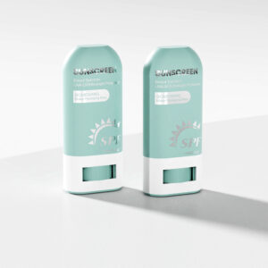 두 개의 민트색 "SOMEWANG SPF" 스틱은 탈취제 용기와 비슷하게 생겼으며, 그림자가 진 흰색 표면 위에 나란히 놓여 있습니다.