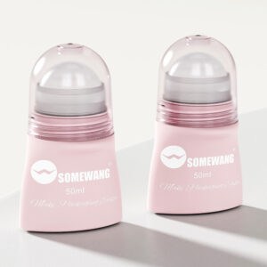 ขวดโรลออนมินิสีชมพูขนาด 50 มล. สองขวดจาก SOMEWANG วางอยู่บนพื้นผิวสีขาว พร้อมฝาปิดโปร่งใสสำหรับใส่น้ำมันหอมระเหยหรือน้ำหอม