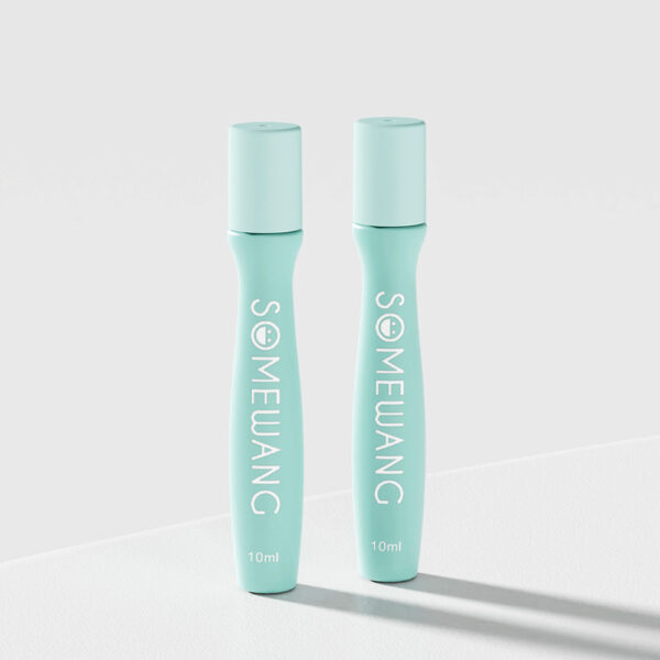 Deux bouteilles cylindriques en PETG bleu sarcelle de 15 ml étiquetées « SOMEWANG » reposent sur une surface blanche, idéales pour une utilisation en roll-on de crème pour les yeux.