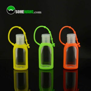 Yansıtıcı bir yüzey üzerinde sergilenen, neon sarı, yeşil ve turuncu renklerde boş şişelerin bulunduğu Üç Yenilikçi Tasarım 1,6 oz El Dezenfektanı Şişe Ambalajı.