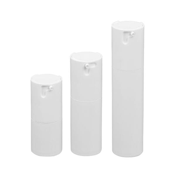 Três garrafas de bomba airless PP SWC-BPA15DG brancas de alturas variadas ficam em pé sobre um fundo branco liso.
