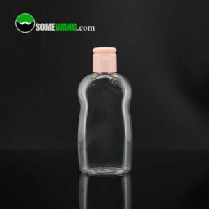 Köşesinde "somewang.com" logosu bulunan, siyah arka plan üzerinde yansıtıcı yüzey üzerinde pembe kapaklı, Kapaklı, Cilt Bakım Ürünleri için 100 ml'lik Şeffaf Plastik Şişe.