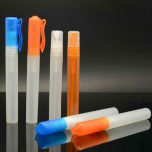 Mười chai nước hoa phun bút PP bỏ túi 10ml dễ thương dành cho du lịch với nhiều kích cỡ và màu sắc khác nhau, bao gồm xanh lam và cam, được hiển thị trên bề mặt phản chiếu với nền tối.