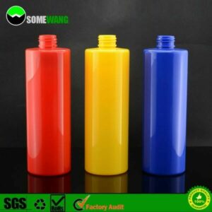 Sıvı Kozmetik Ambalaj için Pres Kapaklı üç adet 12 oz Boş Renkli Opak PET Plastik Losyon Şişesi (kırmızı, sarı ve mavi), altında şirket logoları bulunan gri bir arka planda sıralanmıştır.