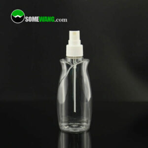 130ml/230ml/300ml Pompalı Dispenserli Boş Losyon Şişesi, üst kısmında "somewang.com" logosu bulunan, siyah bir arka plana karşı yansıtıcı bir yüzey üzerinde beyaz bir pompaya sahiptir.