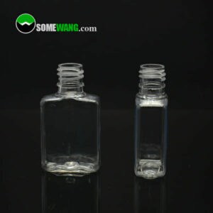 Yansıtıcı siyah yüzey üzerinde açılır kapaklı, "somewang.com" etiketli iki adet boş, şeffaf 15 ml'lik plastik şişe.