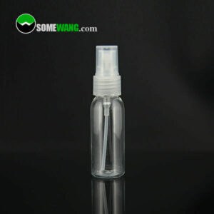 Yansıtıcı siyah yüzey üzerinde beyaz ağızlı, "somewang.com" metniyle etiketlenmiş, 30ml Şeffaf Plastik Sıvı Şişeler.