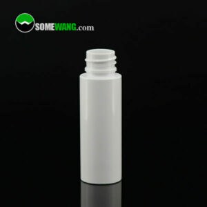 Koyu arka plana karşı yansıtıcı siyah yüzey üzerinde vidalı kapaklı 30 ml Kristal Berraklığında Vitrin Tasarımlı PET şişe.
