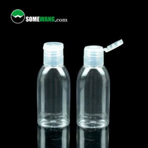 Üst kısmında "somewang.com" metni bulunan, yansıtıcı yüzey üzerinde silikon kılıflı, iki adet 50 ml/1,67 oz boş şeffaf plastik kapaklı el dezenfektanı şişesi.