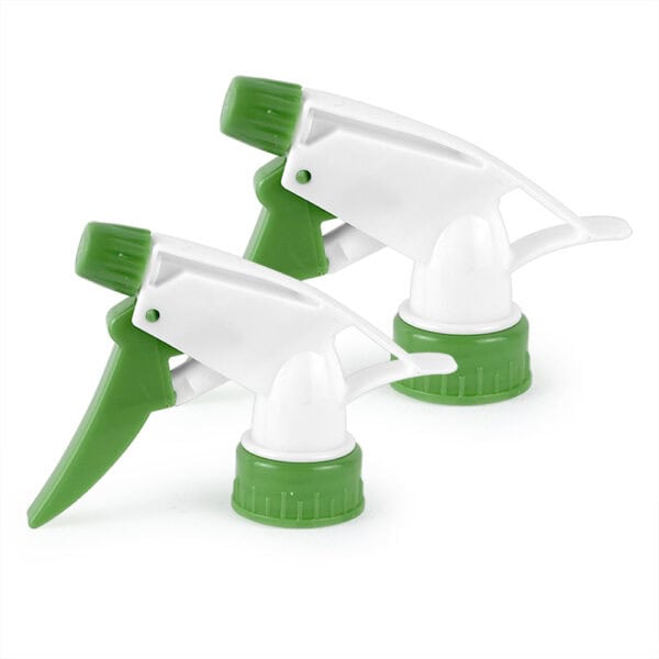 หัวฉีดสีขาวและสีเขียวจากเครื่องพ่นยา Cleaning Trigger Sprayer ที่มีชื่อเสียง 28/400 28/410 พร้อมฝาสเปรย์แบบกำหนดเองบนพื้นหลังสีขาว