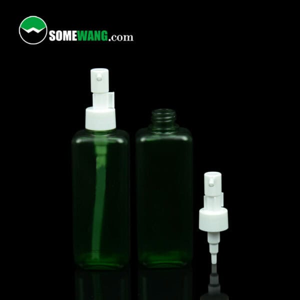 두 개의 녹색 SOMEWANG 185ml 액체 샴푸 병 PETG 플라스틱 로션 펌프 병은 어두운 배경에 반사 표면에 흰색 스프레이 노즐이 있는 다양한 크기의 병입니다.