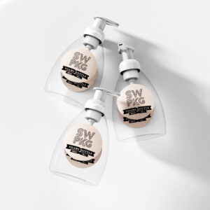 Tiga botol pompa HDPE bening dengan label krem, "Somewang 90ml, 300ml," dipajang pada latar belakang putih.