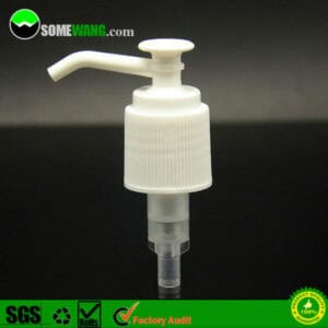 28/410 Plastikowe spryskiwacze do balsamu z długą dyszą i przezroczystą rurką na ciemnym tle, ze znakiem wodnym „somewang.com”.