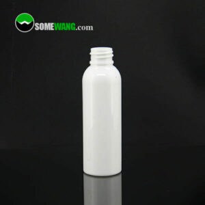 Üzerinde "somewang.com" filigranı bulunan, yansıtıcı yüzey üzerinde vidalı kapaklı, boş 2 ons/60 ml'lik Boston Round PET şişe.