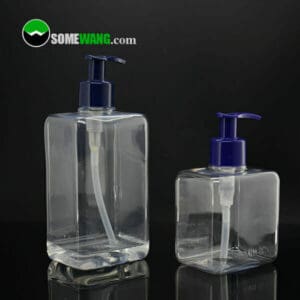 Pompalı iki şeffaf plastik dağıtıcı şişe, biri daha uzun olan 300 ml'lik Losyon Pompalı Dispenserli PET Şişe ve şeffaf bir pompa, diğeri daha kısa ve mavi pompalı, koyu arka planda.