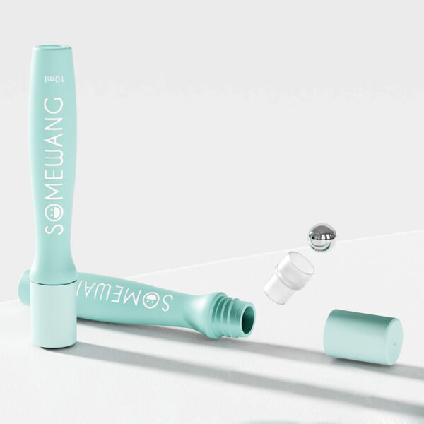 Une crème pour les yeux turquoise « SOMEWANG » avec un applicateur à bille est ouverte à côté d'un flacon en PETG de 15 ml, d'un bouchon et d'une bille en métal à proximité.