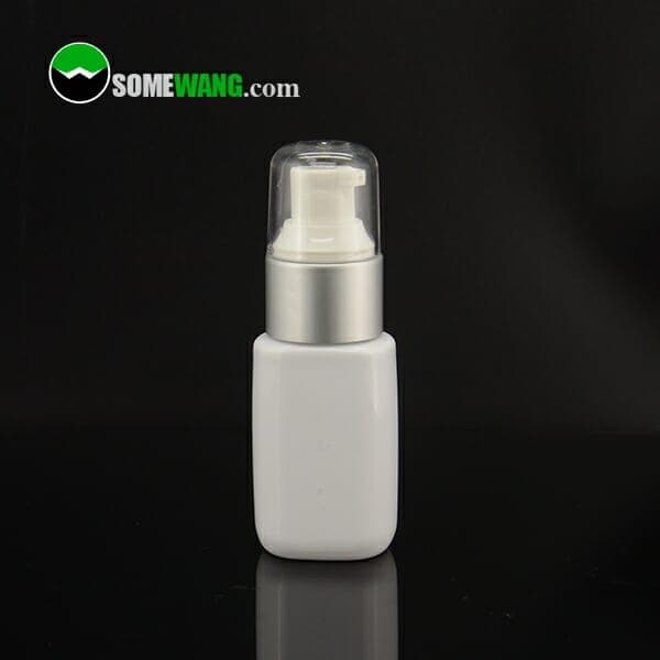 40 ml witte PET-plastic intensieve oogcrèmefles met pomp op een glanzende zwarte achtergrond, met het opschrift "somewang.com".