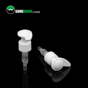 Siyah zemin üzerine bir çift 24/410 ve 28/410 beyaz şampuan pompası, SOMEWANG.com logosu sol üst köşede.