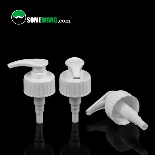 Tre pompe per lozione in plastica New Arrive 45-410 su una superficie riflettente con il logo "somewang.com" nell'angolo in alto a sinistra.