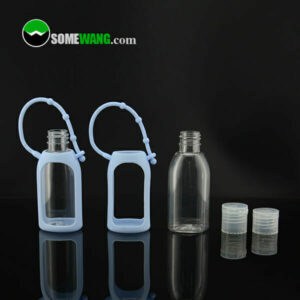 Mavi silikon tutuculu üç adet şeffaf 50 ml Taşınabilir Sanite Edici PET şişe ve yansıtıcı yüzey üzerinde iki küçük şeffaf plastik kapak, tamamı "somewang.com" olarak etiketlenmiş ve dezenfektan için tasarlanmıştır.