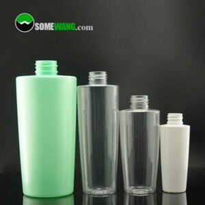 Dört adet 60ml/150ml/220ml/500ml PET Plastik Duş Jeli Şişesi, koyu bir arka plan üzerinde düzenlenmiş, ambalaj çözümleri için farklı stiller sergileyen, farklı boyutlarda ve renklerde.