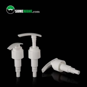 Siyah bir arka plan üzerinde üç adet beyaz plastik losyon pompası (24-410 ve 28-410), sol üst köşede "SomeWang.com" logosu.