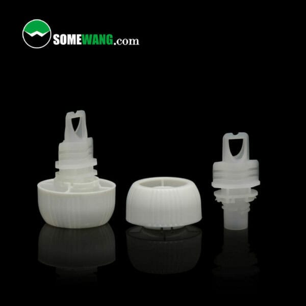 Trois bouchons et adaptateurs de bec verseur en plastique de 8,6 mm avec un fond noir, comportant un filigrane « somewang.com ».