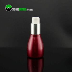 "somewang.com" filigranlı, yansıtıcı siyah yüzey üzerinde, Tedavi Pompalı, Yaşlanma Karşıtı Serum için şık kırmızı ve gümüş renkli 120 ml'lik PET Şişe.