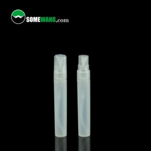 Hai chai nước hoa dạng xịt PP dạng tròn, trong suốt, rỗng, cao hơn Thông thường 8ml/10ml/15ml/20ml trên bề mặt phản chiếu có dòng chữ "somewang.com" hiển thị ở trên cùng.