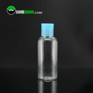 Yansıtıcı yüzey üzerinde mavi kapaklı, "somewang.com" etiketli 90 ml Şeffaf PET Plastik Bitkisel Toner Sıkma Şişesi.