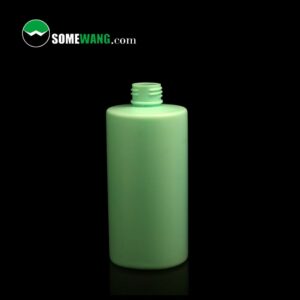 Flacon carré en PE de 230 ml et 300 ml avec un bouchon à vis sur fond sombre, étiqueté « somewang.com ».