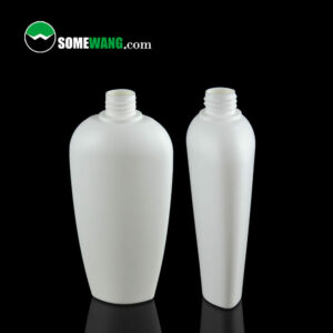 Dos botellas blancas vacías de HDPE de alta calidad con la parte superior abierta sobre una superficie reflectante, sobre un fondo oscuro, con una marca de agua "somewang.com".