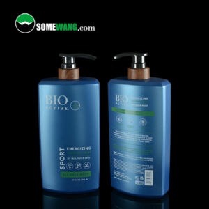Deux flacons de shampoing bleus de 950 ml avec pompe à lotion nettoyant intégral « bio active sport » pour le visage, les cheveux et le corps, l'un montrant l'étiquette avant et l'autre le dos, avec des pompes métalliques, sur fond sombre.