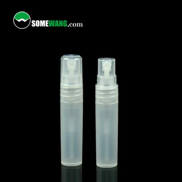 Dos lindos frascos de perfume con rociador de pluma de bolsillo PP de 5 ml con tapas sobre una superficie reflectante, aislados en un fondo oscuro, con el logo "somewang.com" en la parte superior.