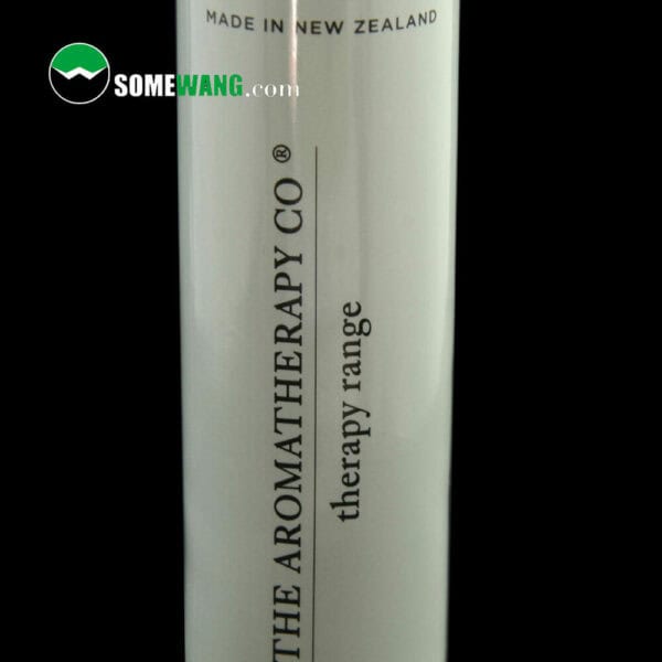 Gros plan d'un tube laminé en plastique d'aluminium souple de 80 ml et 100 ml avec une étiquette à bouchon anis noir indiquant « the aromatherapy co » de Nouvelle-Zélande, affiché sur des tubes laminés.