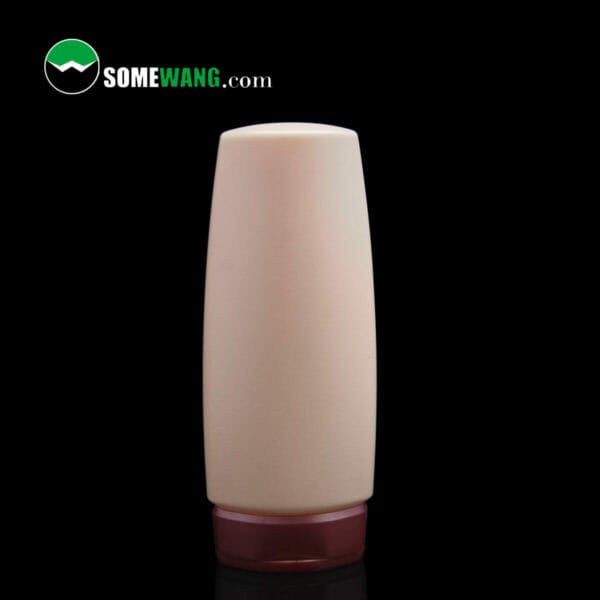 Một chai chăm sóc tóc HDPE hình trụ 200ml màu trắng nhạt có độ chuyển màu tinh tế đến nền tối, hiển thị trên nền đen với logo "somewang.com" ở trên cùng.