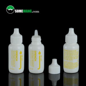 Trois petites bouteilles en PE blanc de 30 ml avec bouchons compte-gouttes affichées sur une surface réfléchissante sur un fond sombre.