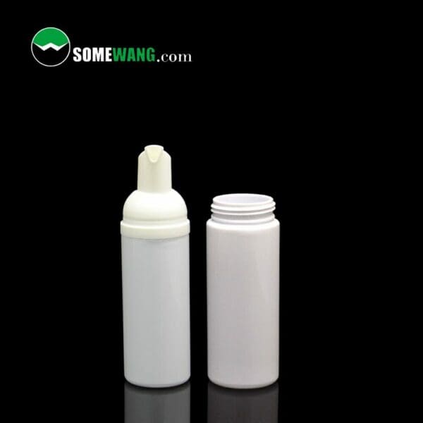 Due mini dispenser di sapone in plastica bianca con ugelli appuntiti, uno senza tappo, visualizzati su uno sfondo scuro con il logo "somewang.com" sopra.