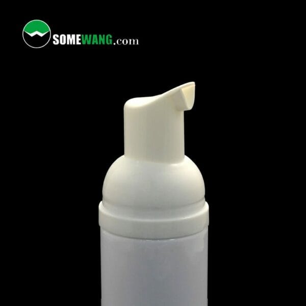 Primo piano di un dispenser di sapone touchless in plastica bianca con il logo "somewang.com" in alto su uno sfondo scuro.