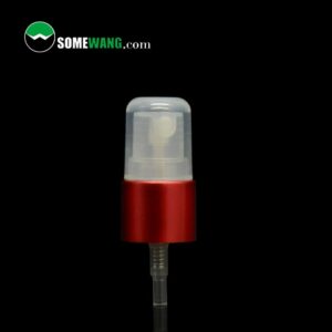 Um close de um pulverizador de plástico de névoa fina de alumínio prateado com pescoço vermelho e prateado em um fundo escuro, exibindo o texto "somewang.com" acima.