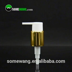 Un distributeur à pompe de traitement en plastique 24/410 en vente chaude avec un collier en aluminium doré, debout sur un fond sombre, avec le logo et le site Web « somewang.com » affichés.