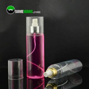 Pembe ve berrak sıvılar içeren, Sis Püskürtücülü 250ml Sıcak Satış Boş PET Sprey Şişesi, yansıtıcı siyah bir yüzey üzerinde dik ve eğimli olarak görüntülenir ve görünür bir "somewang.com" logosu bulunur.