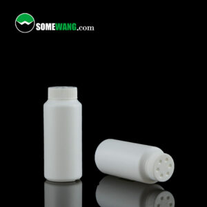어두운 배경에 스크류 캡이 있는 100ml 플라스틱 병 2개, 하나는 똑바로 서 있고 다른 하나는 누워서 캡의 세부 정보를 표시합니다. somewang.com의 로고가 보입니다.
