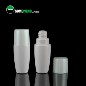 Deux petits flacons à vis en PE rose de 25 ml et 35 ml avec des bouchons gris sur une surface réfléchissante, un bouchon retiré montrant une bouteille ouverte et un filigrane indiquant « somewang.com ».