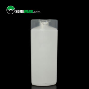 400ml PE 플랫 샴푸 병(플립 캡 포함) 검은색 배경에 플립 탑 뚜껑이 있고 상단에 "somewang.com" 라벨이 붙어 있습니다.
