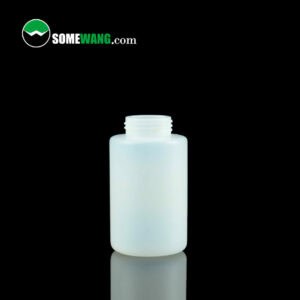 Ein Bild einer kleinen, leeren weißen, hochwertigen 160-ml- und 180-ml-HDPE-Nagellackflasche mit Schraubverschluss, vor einem dunklen Hintergrund, mit dem Logo „somewang.com“ oben.