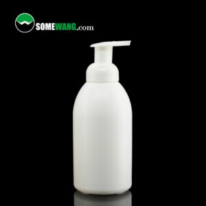 Flacon pompe à mousse PE blanche de 350 ml et 550 ml sur fond sombre, étiqueté « somewang.com.