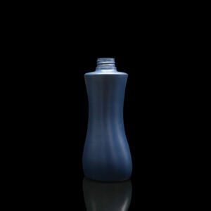 Flacons cosmétiques bleus de 60 ml et 650 ml sur une surface noire réfléchissante sur fond sombre.